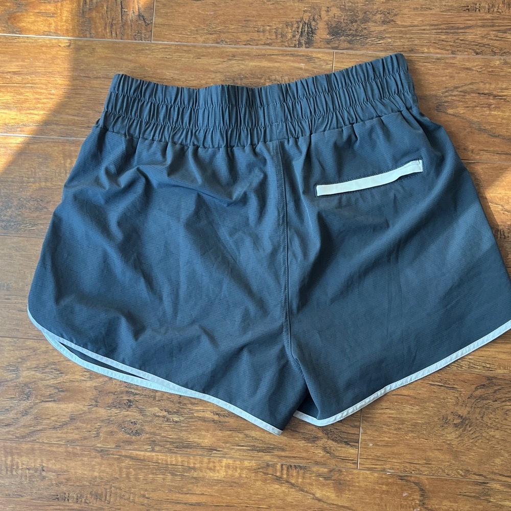 Vuori Cardiff Shorts (Charcoal) - Picture 8 of 9